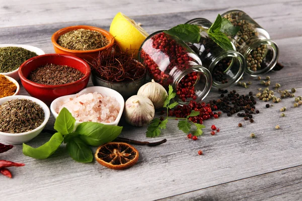 Kruiden en specerijen op tafel. Eten en keukeningrediënten met Bas — Stockfoto