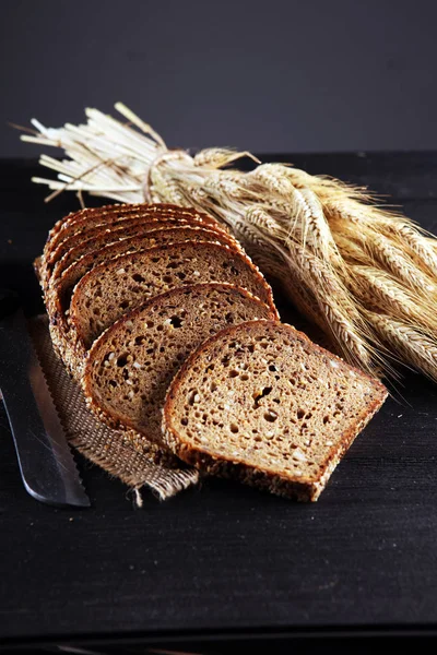 Freshly baked bread on wooden board. cutted organic bread — Stock Photo, Image