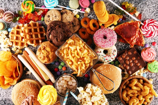 Ungesunde Produkte. Nahrung schlecht für Figur, Haut, Herz und Zähne. — Stockfoto