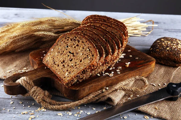 Freshly baked bread on wooden board. cutted organic bread — Stock Photo, Image