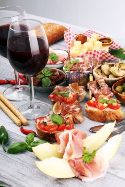 İtalyan antipasti şarap aperatifler küme. Peynir çeşitli, Mediterranean