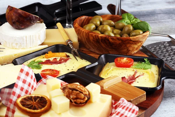 Heerlijke traditionele Zwitserse gesmolten raclette kaas op blokjes kook — Stockfoto