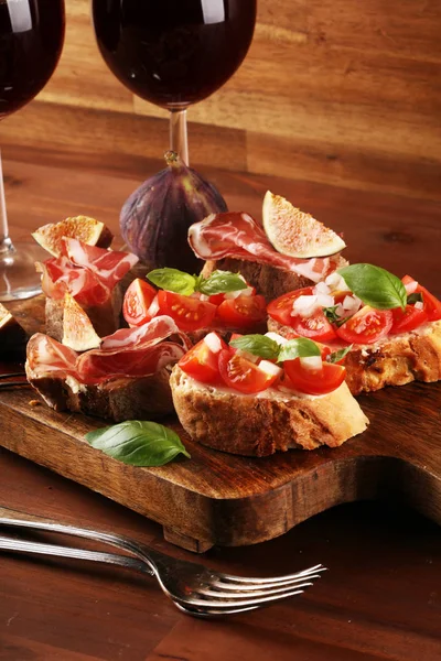Tomate saboroso saboroso aperitivos italianos, ou bruschetta em fatias — Fotografia de Stock