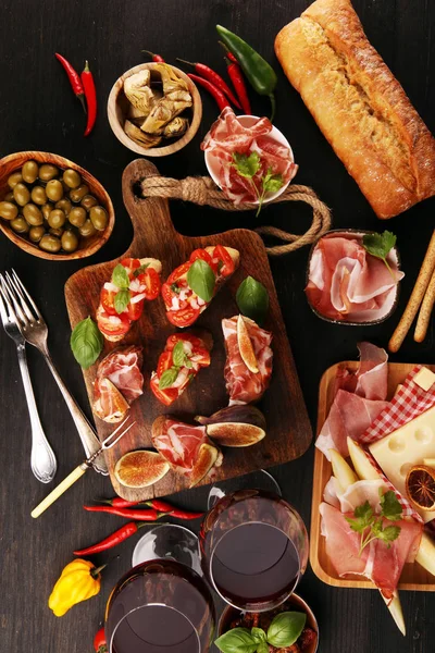 Italienische Antipasti Wein Snacks Set. Käsesorte, mediterran — Stockfoto