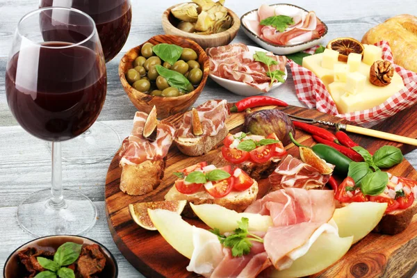 Lanches de vinho antipasti italiano conjunto. Variedade de queijo, Mediterrâneo — Fotografia de Stock