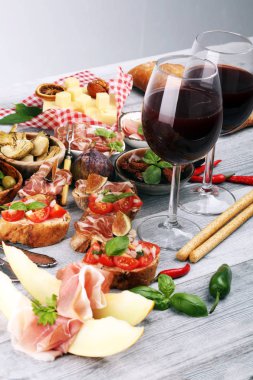 İtalyan antipasti şarap aperatifler küme. Peynir çeşitli, Mediterranean
