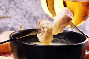 Gurme İsviçre fondü yemek çeşitli ch ile bir kış akşamında