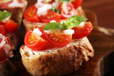 Lezzetli tuzlu domates İtalyan meze, ya da dilimler üzerinde bruschetta 