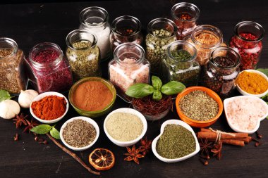 Baharatlar ve otlar masada. Pep ile gıda ve mutfak malzemeleri