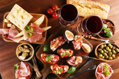 İtalyan antipasti şarap aperatifler küme. Peynir çeşitli, Mediterranean