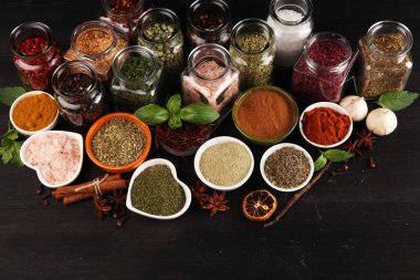 Baharatlar ve otlar masada. Pep ile gıda ve mutfak malzemeleri