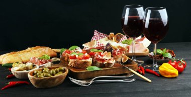 İtalyan antipasti şarap aperatifler küme. Peynir çeşitli, Mediterranean
