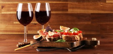 Lezzetli tuzlu domates İtalyan meze, ya da dilimler üzerinde bruschetta 