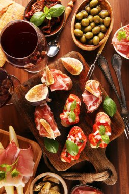 İtalyan antipasti şarap aperatifler küme. Peynir çeşitli, Mediterranean
