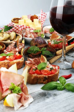 İtalyan antipasti şarap aperatifler küme. Peynir çeşitli, Mediterranean