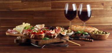 İtalyan antipasti şarap aperatifler küme. Peynir çeşitli, Mediterranean