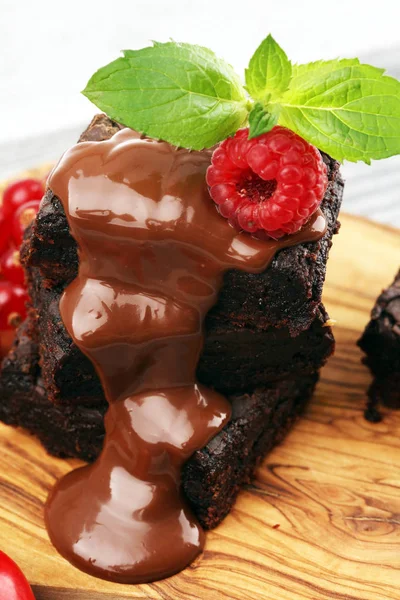 Gâteau brownie au chocolat dessert avec framboise et épices sur une ru — Photo