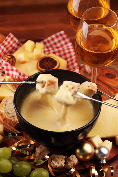 Γκουρμέ δείπνο ελβετικό φοντί για ένα χειμωνιάτικο απόγευμα με ανάμικτες ch — Φωτογραφία Αρχείου