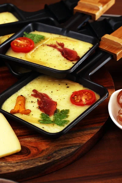 Lezzetli geleneksel İsviçre raclette peynir doğranmış kaynatın üzerinde erimiş — Stok fotoğraf