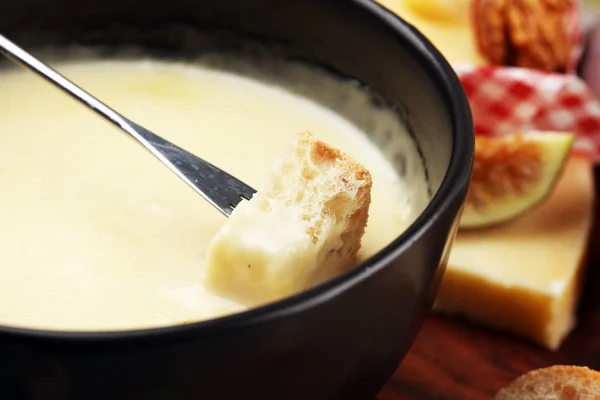 Schweizisk fondue gourmetmiddag på en vinterkväll med blandade ch — Stockfoto