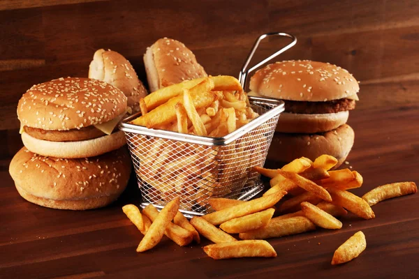 Rychlé občerstvení čerstvé chutné Burger a hranolky na dřevěném stole — Stock fotografie