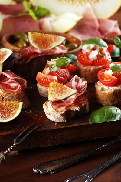 Tomate saboroso saboroso aperitivos italianos, ou bruschetta em fatias — Fotografia de Stock