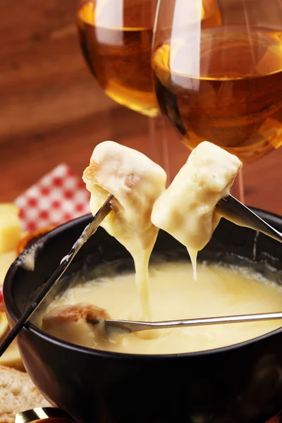 Schweizisk fondue gourmetmiddag på en vinterkväll med blandade ch — Stockfoto