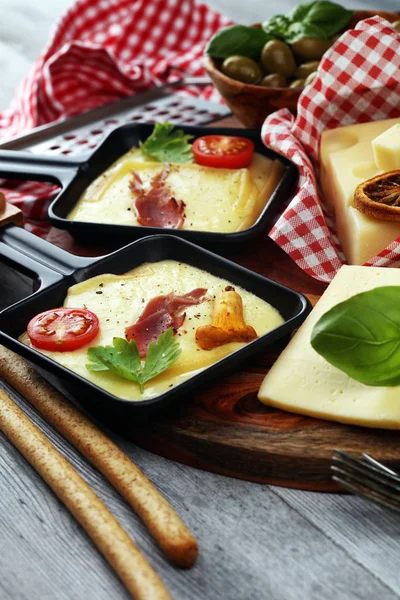 Ízletes hagyományos svájci elolvadt a kockára vágott forraljuk raclette sajtot — Stock Fotó