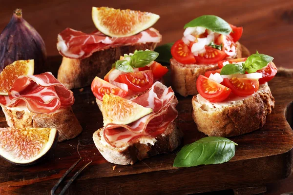 Ízletes sós paradicsom olasz előételek, vagy bruschetta a szeleteket — Stock Fotó