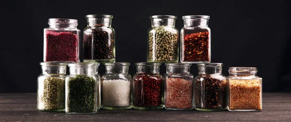 Masada cam baharat çeşitleri. Yemek ve mutfak ürünleri — Stok fotoğraf