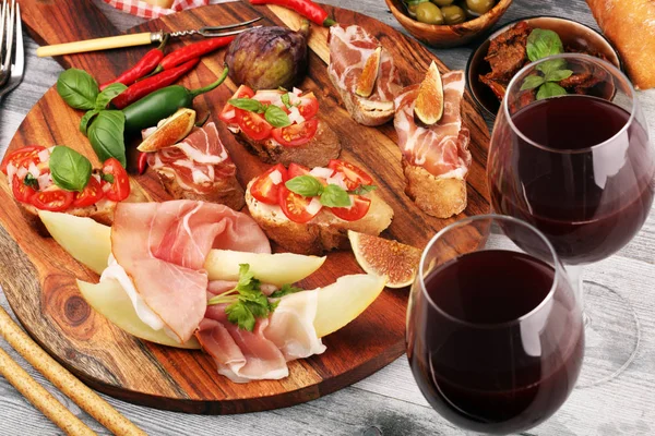 Italienische Antipasti Wein Snacks Set. Käsesorte, mediterran — Stockfoto