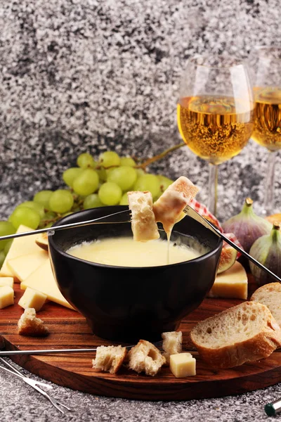 Cena de fondue suiza gourmet en una noche de invierno con surtido ch —  Fotos de Stock