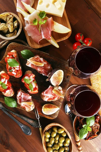 Italienische Antipasti Wein Snacks Set. Käsesorte, mediterran — Stockfoto