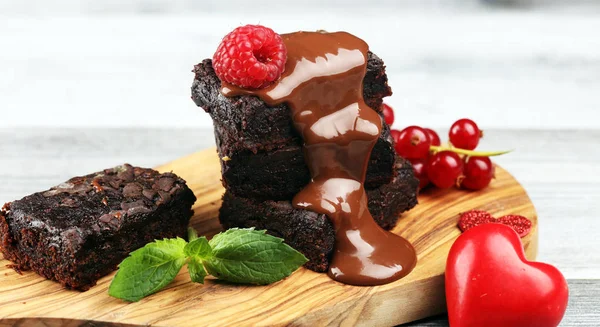 Gâteau brownie au chocolat dessert avec framboise et épices sur une ru — Photo