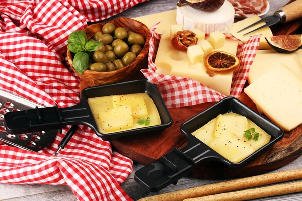 Lezzetli geleneksel İsviçre raclette peynir doğranmış kaynatın üzerinde erimiş — Stok fotoğraf