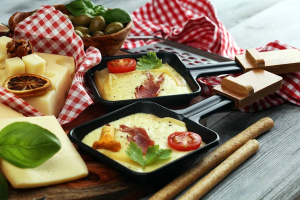 Köstlicher traditioneller Schweizer Raclette-Käse auf gewürfeltem Kochen — Stockfoto