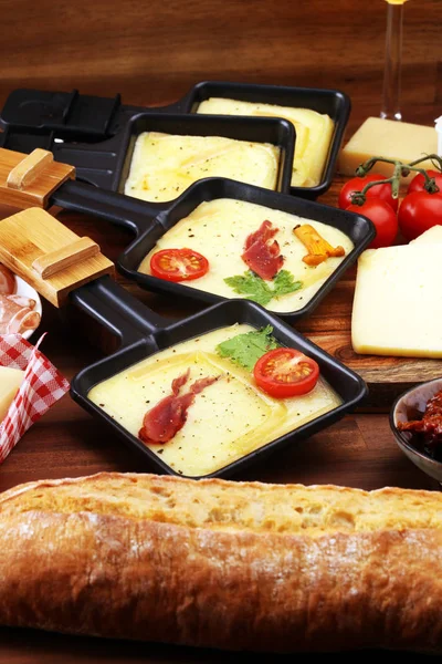 Delicioso queso tradicional suizo derretido raclette en cubitos hervir — Foto de Stock