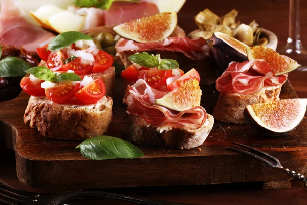 Tasty savory tomato Italian appetizers, or bruschetta on slices — Stock Photo, Image