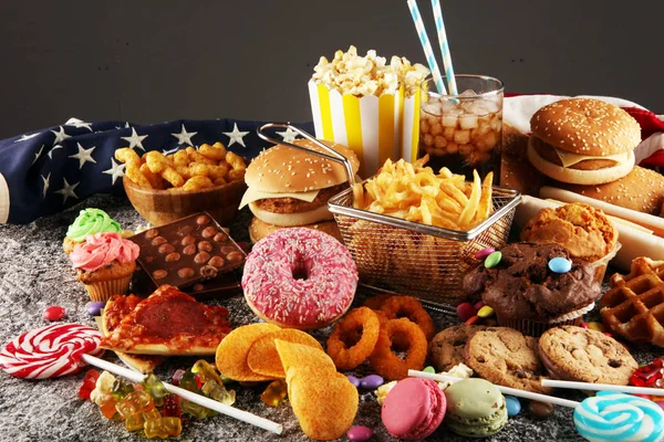 Нездоровые продукты. еда вредна для фигуры, кожи, сердца и зубов. — стоковое фото