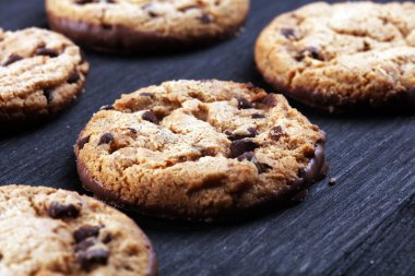 Tahta masanın üzerine çikolatalı kurabiyeler. Çikolatalı kurabiye o vurdu