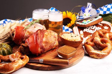 Geleneksel Alman yemekleri, jambon Schweinshaxe kavrulmuş. Bira,