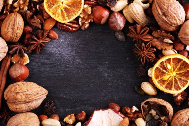 Kurutulmuş meyve ve çeşitli sağlıklı fındık ile kompozisyon rusti