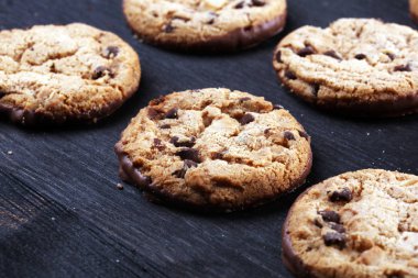 Tahta masanın üzerine çikolatalı kurabiyeler. Çikolatalı kurabiye o vurdu