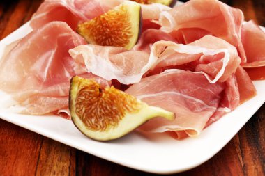 Dilimlenmiş incir Ham jambon ile İtalyan prosciutto crudo veya jamon.