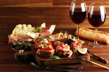 Lezzetli tuzlu domates İtalyan mezeve coppa ile ekmek ve 