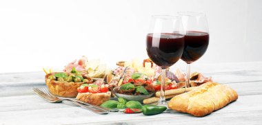İtalyan antipasti şarap aperatifler küme. Peynir çeşitli, Mediterranean