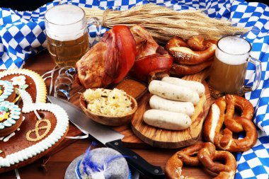 Geleneksel Alman yemekleri, jambon Schweinshaxe kavrulmuş. Bira,