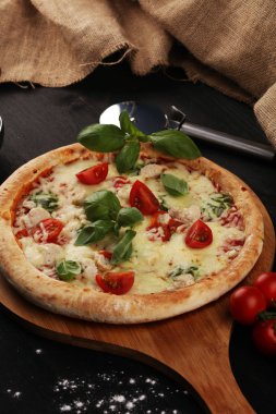 domates, mozzarella peyniri ve b ile vejetaryen İtalyan Pizza