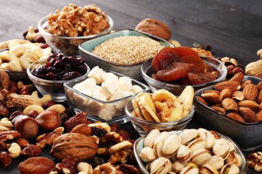 Kurutulmuş meyve ve çeşitli sağlıklı fındık ile kompozisyon rusti