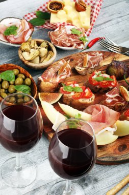 İtalyan antipasti şarap aperatifler küme. Peynir çeşitli, Mediterranean